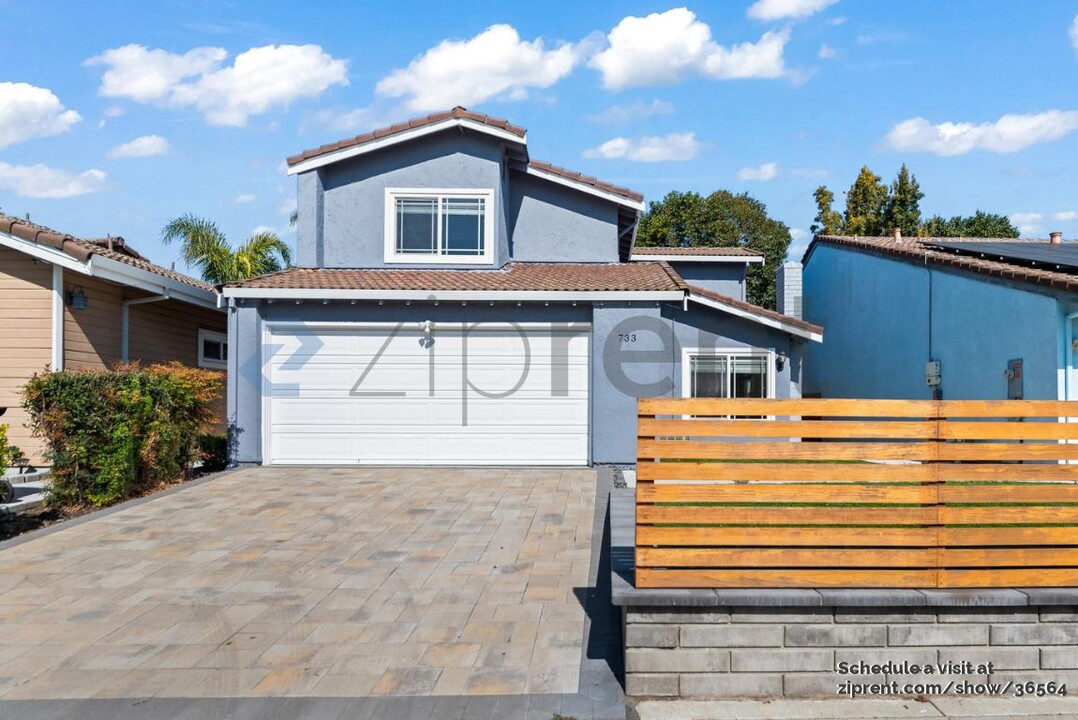 733 Creekfield Dr in San Jose, CA - Building Photo