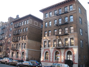 Library Hall in Brooklyn, NY - Foto de edificio - Building Photo