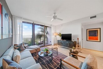 555 NE 8th St, Unit 1006 in Fort Lauderdale, FL - Building Photo - Building Photo