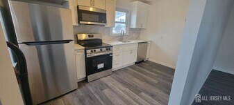 358 Raritan St in South Amboy, NJ - Building Photo