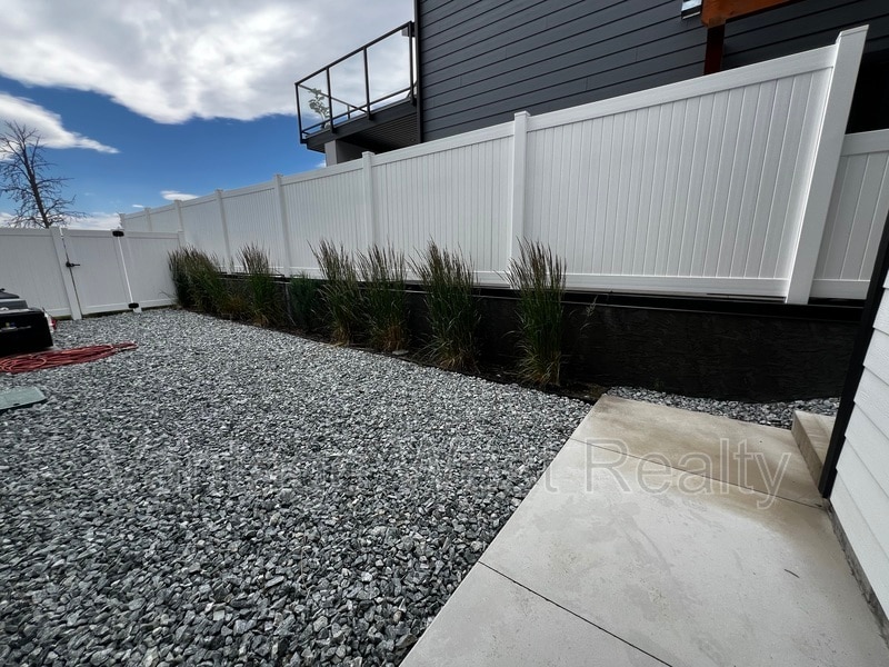 2507 Pinnacle Rdg Dr in West Kelowna, BC - Building Photo