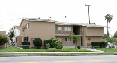 8306 Lindley Ave in Northridge, CA - Building Photo - Building Photo