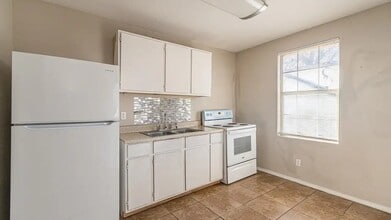936 W Thompson Pl in San Antonio, TX - Building Photo - Building Photo