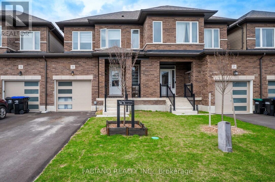 36 Autumn Dr in Wasaga Beach, ON - Building Photo