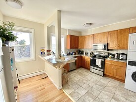 6 Bickford Ave, Unit 2 Apartamentos