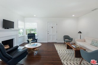 6843 W 85th Pl, Unit 0 in Los Angeles, CA - Building Photo - Building Photo