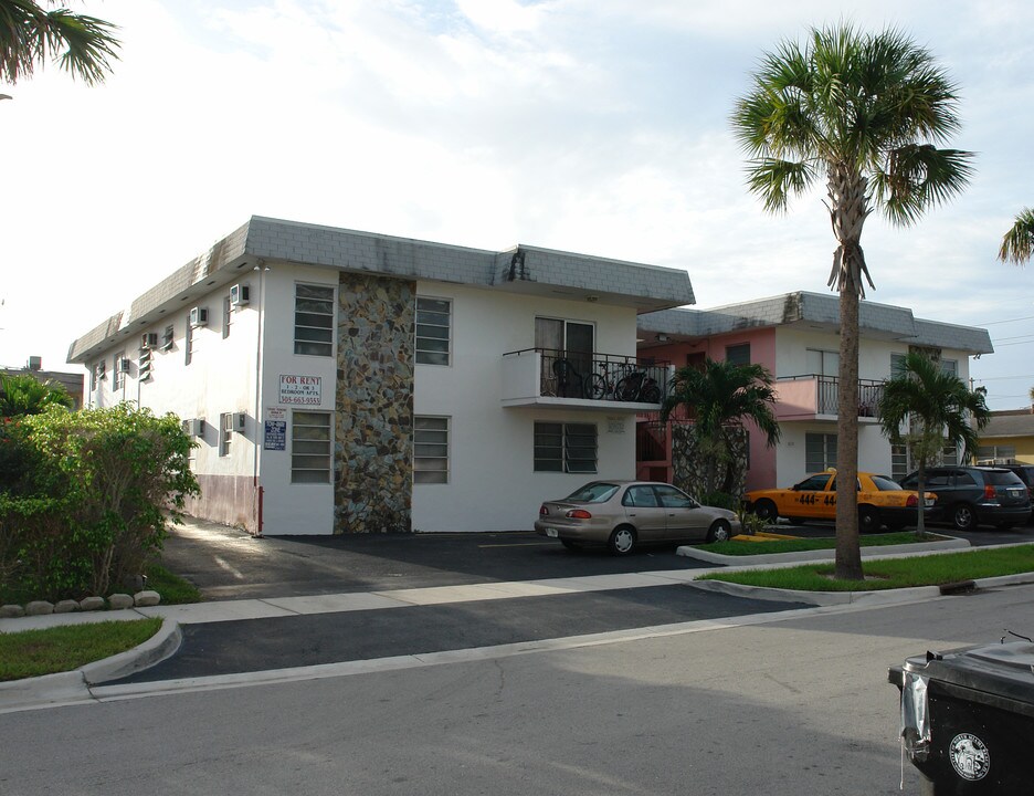 16151 NE 18th Pl in North Miami Beach, FL - Foto de edificio