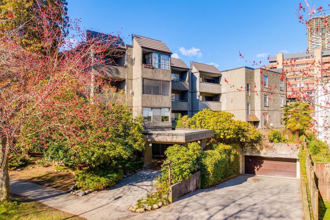 Landmark Bayside in Vancouver, BC - Building Photo