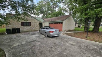 711 N Hyannis Port St in Crosby, TX - Building Photo