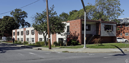 151 W Columbia St in Hempstead, NY - Foto de edificio - Building Photo