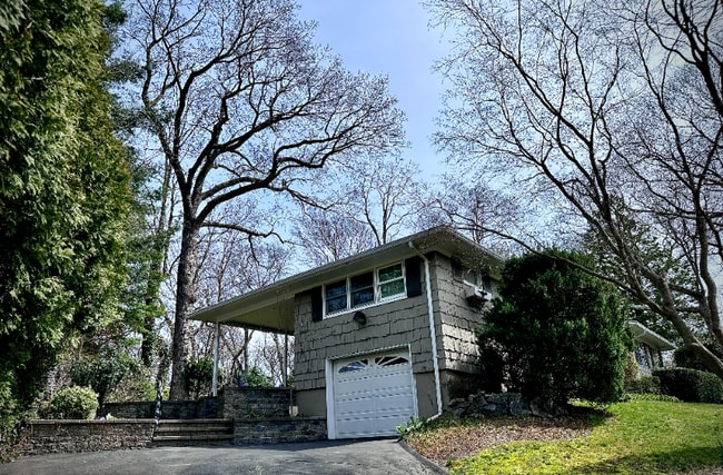 3 Huyler Rd in East Setauket, NY - Building Photo - Building Photo