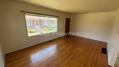7125 NE Halsey St in Portland, OR - Foto de edificio - Building Photo