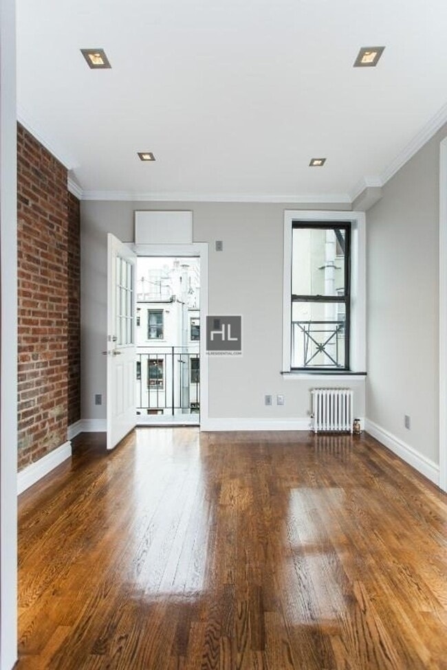 Mott Street, Unit 9 in New York, NY - Building Photo - Building Photo