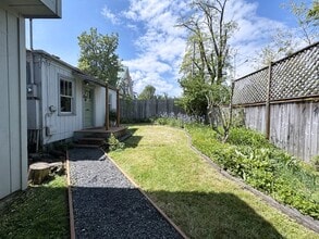 310 1/2 E 31st Ave in Eugene, OR - Building Photo - Building Photo