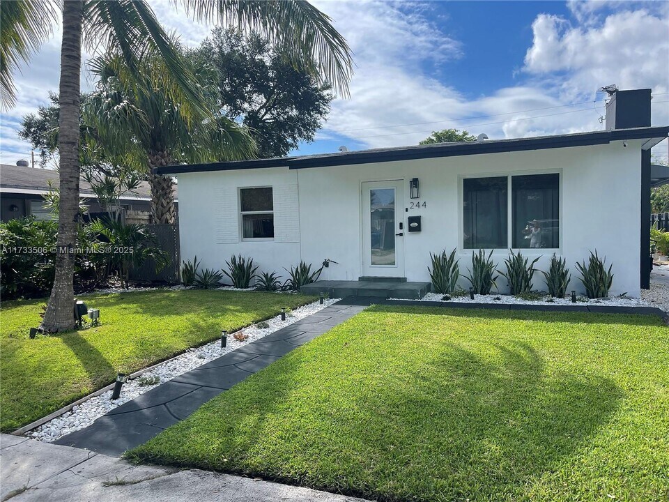 244 SW 23rd St in Fort Lauderdale, FL - Building Photo