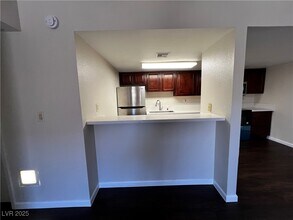 5021 River Glen Dr in Las Vegas, NV - Building Photo - Building Photo
