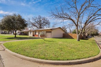 1810 Alan-A-Dale Rd in Arlington, TX - Foto de edificio - Building Photo