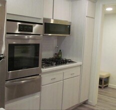 22041 Costanso St, Unit 103 in Woodland Hills, CA - Foto de edificio - Building Photo