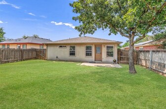 203 Brooke St in Hutto, TX - Foto de edificio - Building Photo