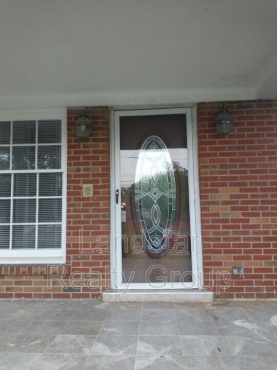 6613 Manslick Rd in Louisville, KY - Building Photo