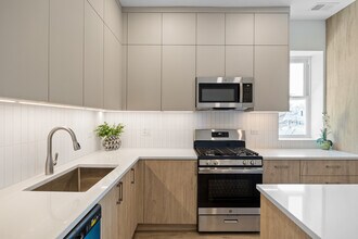 2741 W Belmont Ave in Chicago, IL - Foto de edificio - Building Photo