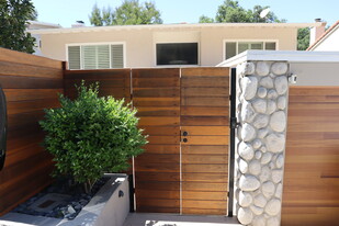 4369 Saltillo St in Woodland Hills, CA - Building Photo