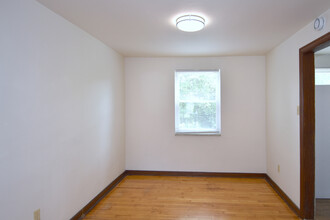 210 E Garden Rd in Pittsburgh, PA - Foto de edificio - Building Photo