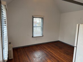 16401 Hwy 99 in Lynnwood, WA - Foto de edificio - Building Photo