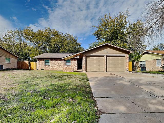 245 NE Craig St in Burleson, TX - Building Photo