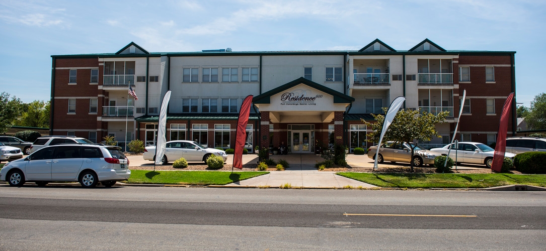 Residence 600 in Salina, KS - Foto de edificio