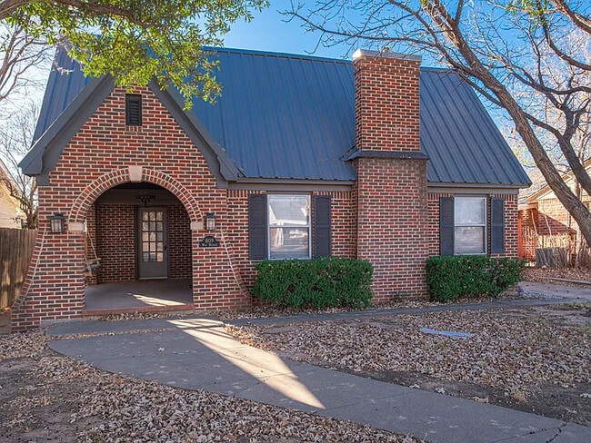 property at 809 W Michigan Ave