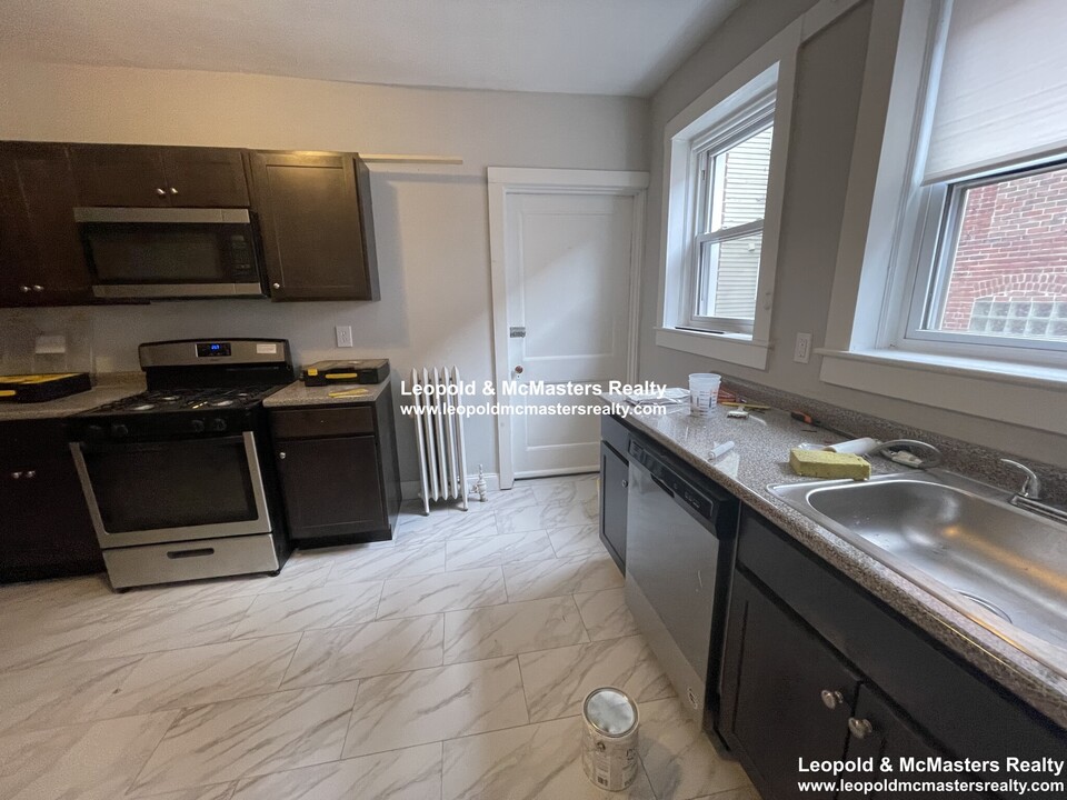 142 Davis Ave, Unit 6 in Brookline, MA - Building Photo