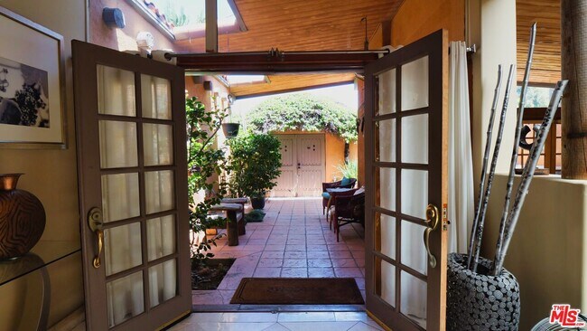 5803 Wooster Ave in Los Angeles, CA - Building Photo - Building Photo