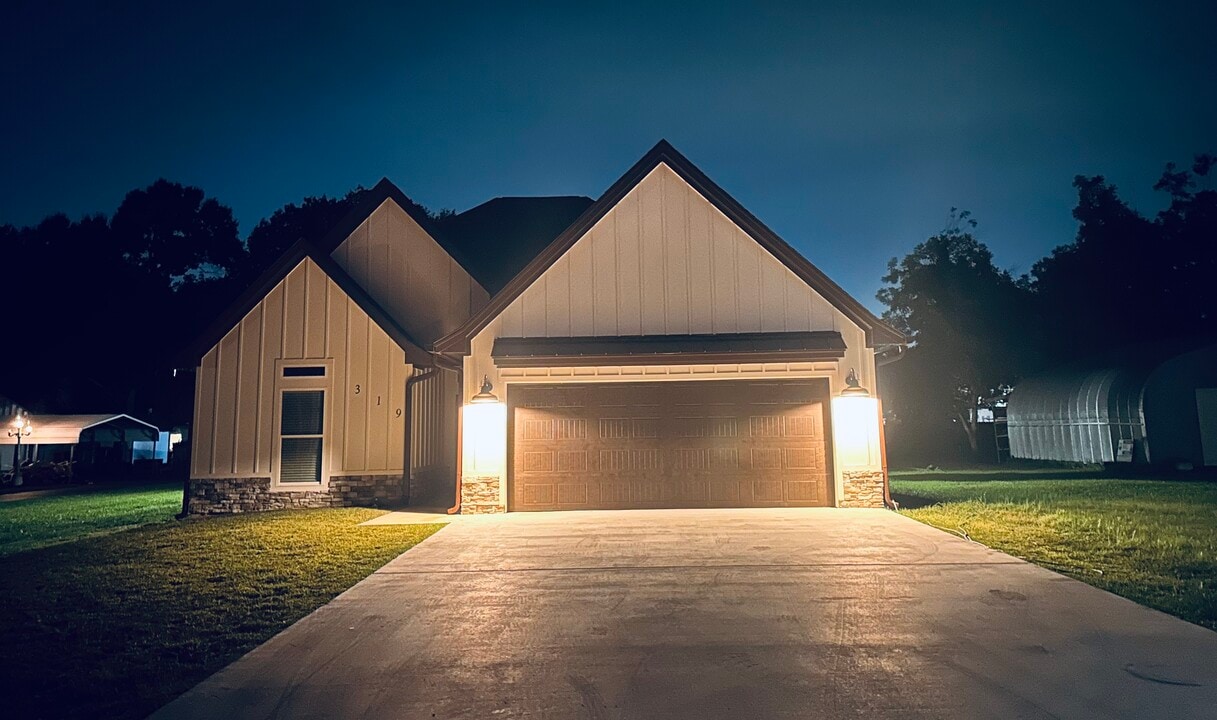 319 E 2nd St in Port Neches, TX - Building Photo