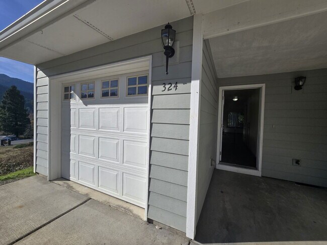 324 Maylea Pl in Canyonville, OR - Building Photo - Building Photo