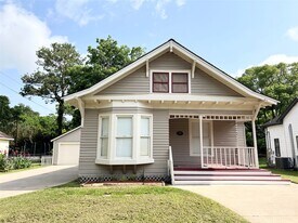 421 E Myrtle St in Angleton, TX - Building Photo