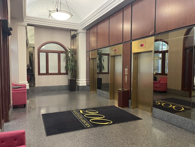 200 N Dearborn St in Chicago, IL - Building Photo - Building Photo