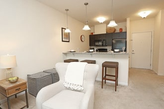 310 at Nulu Apartments in Louisville, KY - Foto de edificio - Building Photo