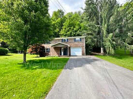 130 Sue Ln in Daniels, WV - Building Photo