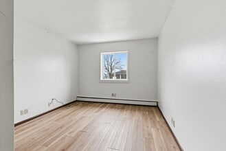 Meadow Ridge Apartments in Waterloo, IA - Building Photo - Building Photo