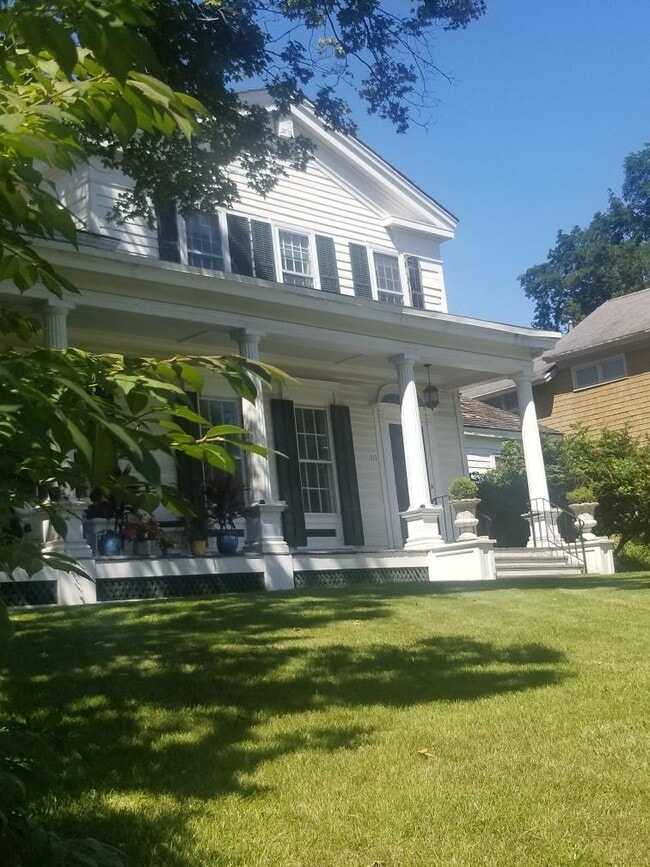 111 E Genesee St, Unit B in Fayetteville, NY - Foto de edificio - Building Photo