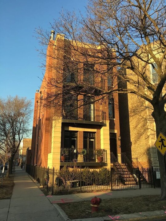 1156 W Newport Ave in Chicago, IL - Foto de edificio