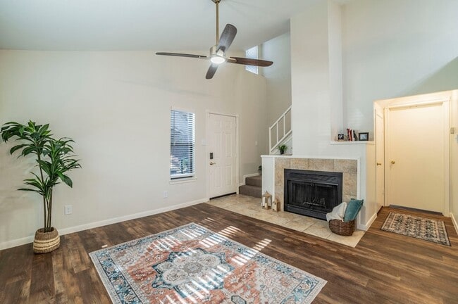 5676 Cedar Creek Dr in Benbrook, TX - Foto de edificio - Building Photo