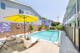 6847 Radford Ave. in North Hollywood, CA - Foto de edificio - Building Photo