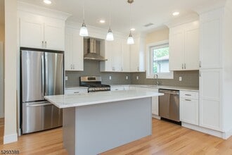 33 Van Dyke St in Wallington, NJ - Building Photo - Building Photo