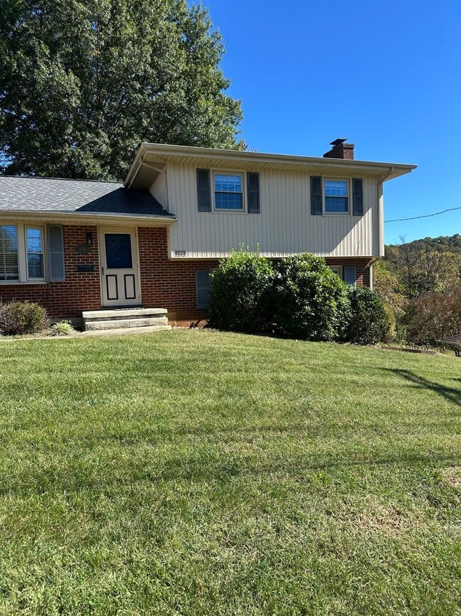 4528 Hazel Dr in Cave Spring, VA - Building Photo - Building Photo