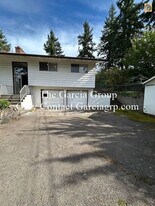 17050 SE Gurnee Ave in Gladstone, OR - Building Photo