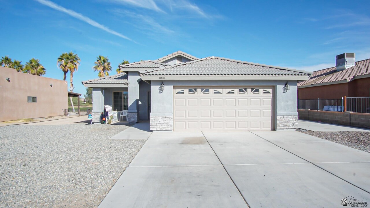 11811 Apache Ave in Wellton, AZ - Building Photo