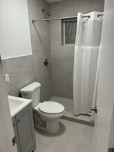 111 SW 8th Ct, Unit 2 in Hallandale Beach, FL - Building Photo - Building Photo