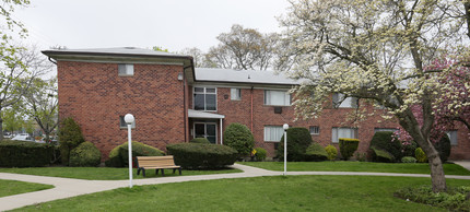 Fairfield Maples at Bay Shore in Bay Shore, NY - Building Photo - Building Photo